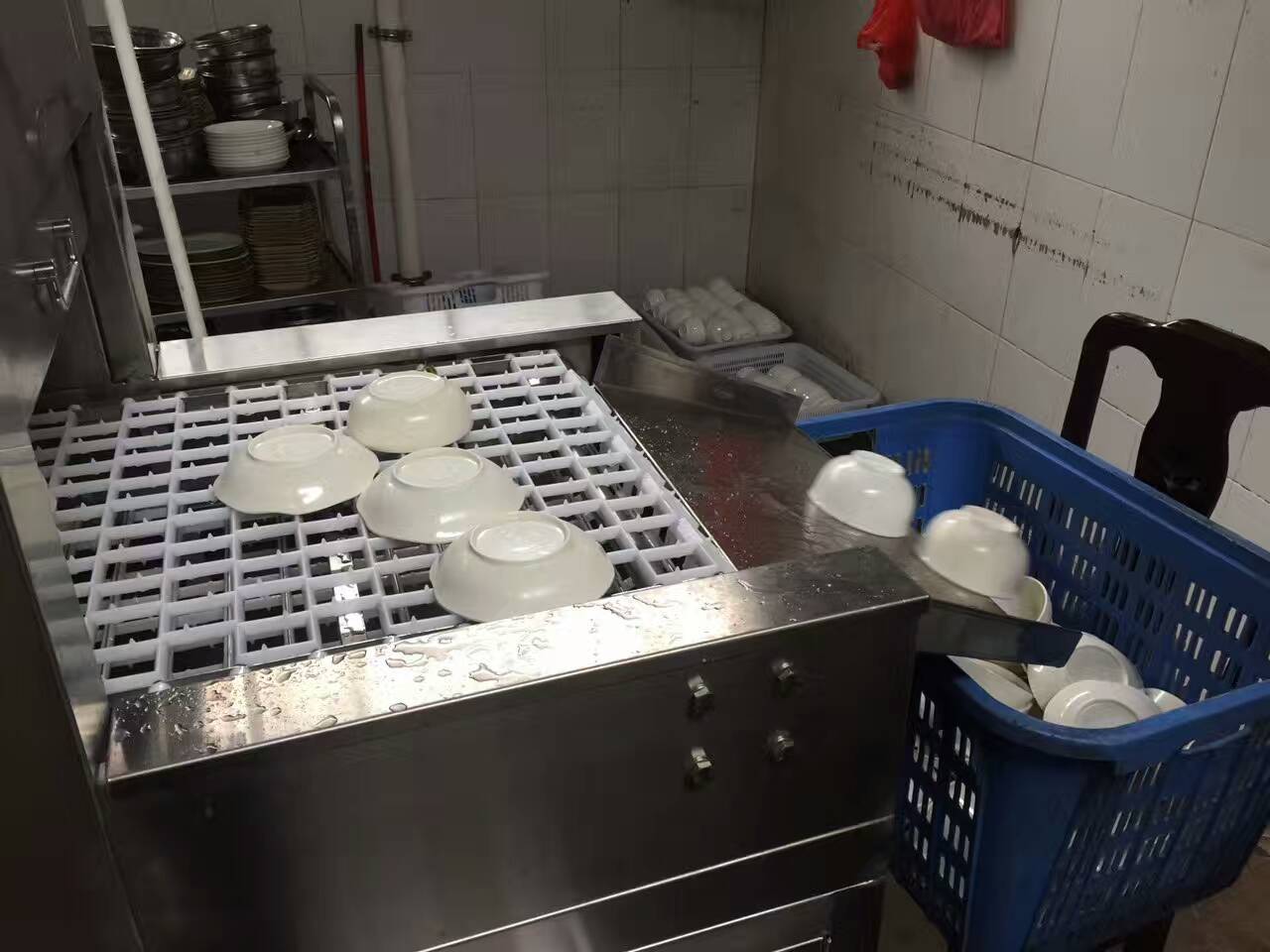 亚钛洗碗机试机清洗